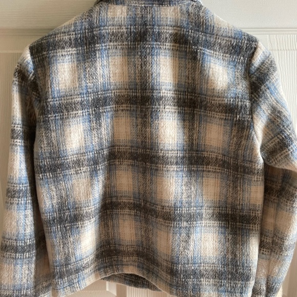 Cropped shacket. Perfect seasonal transition piece. - Picture 3 of 6